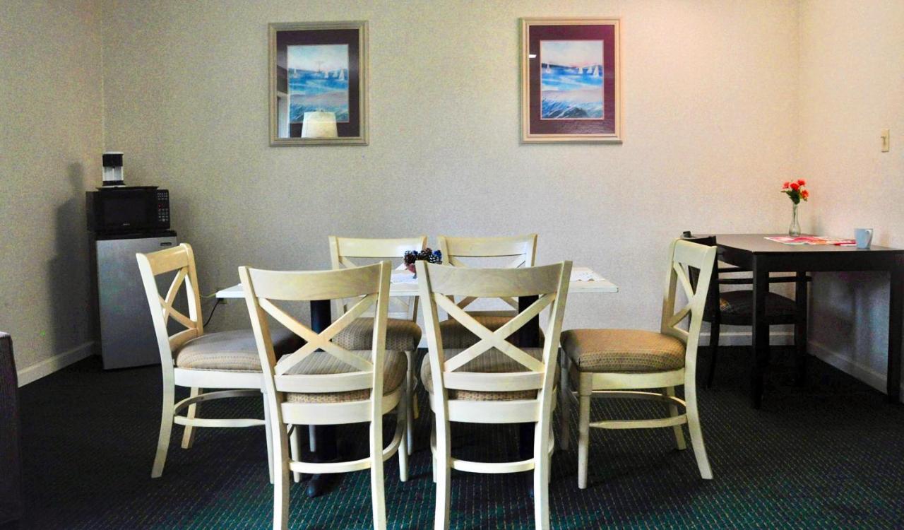 Azalea Inn & Suites Wilmington Exterior photo