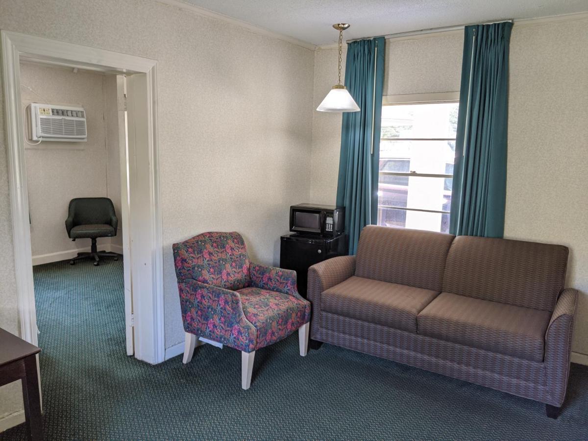 Azalea Inn & Suites Wilmington Exterior photo
