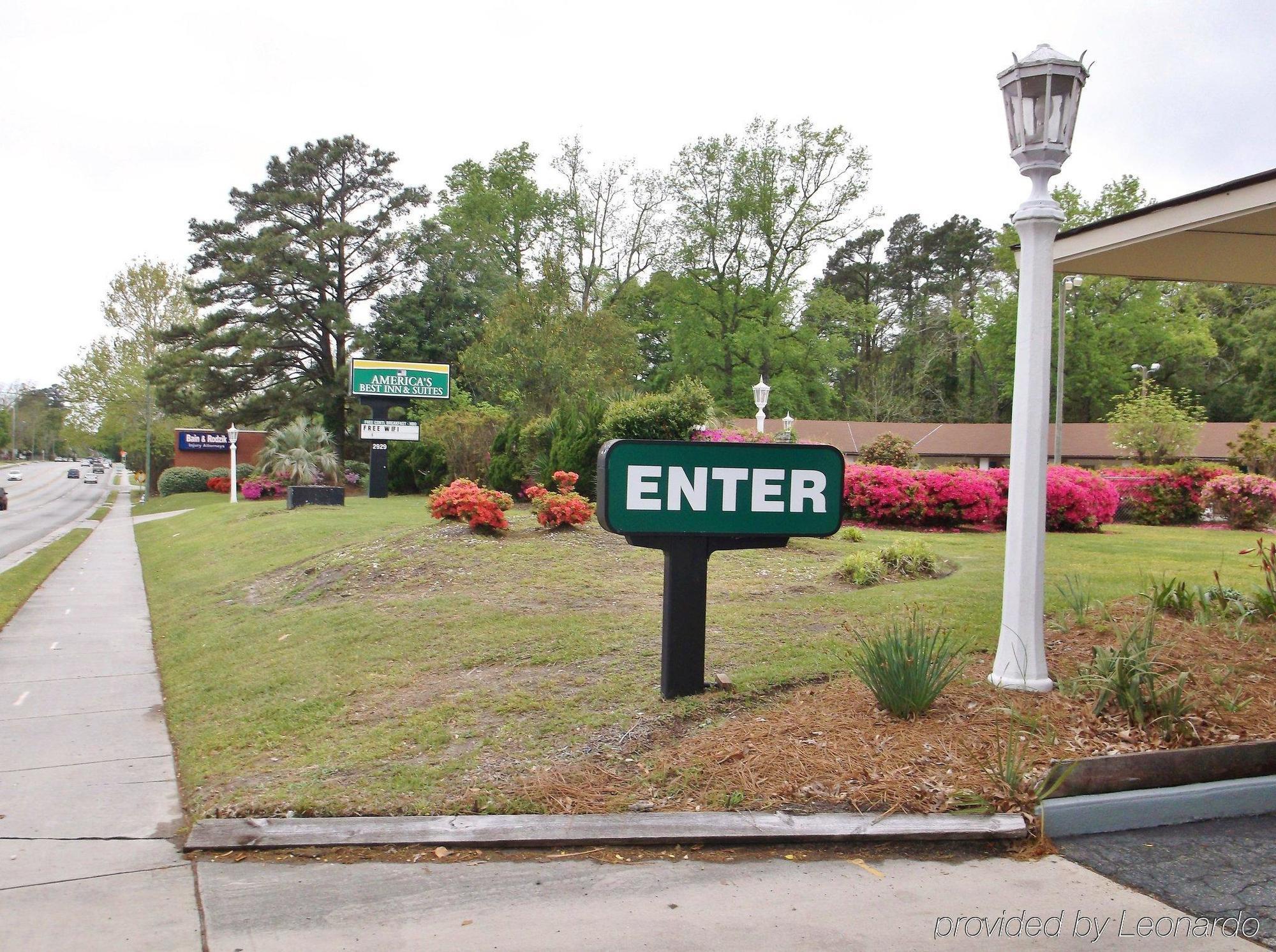 Azalea Inn & Suites Wilmington Exterior photo